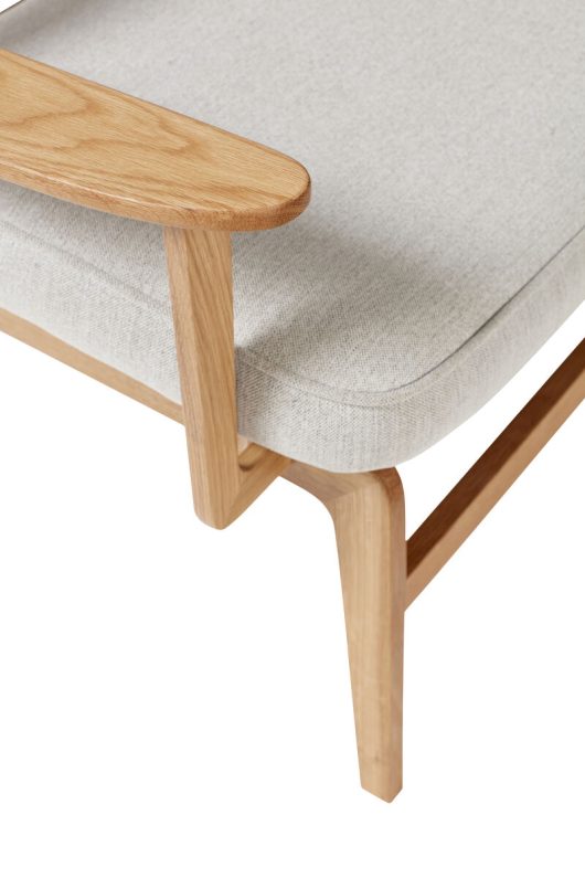 Grijze stoffen en houten fauteuil Haze